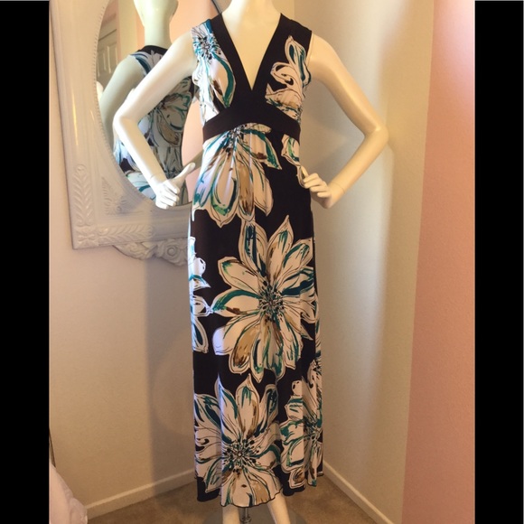 En Focus Dresses & Skirts - ✂️Boutique flower print maxi dress
